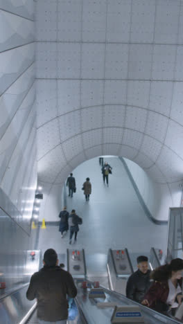 Vertikales-Video-Von-Pendlerpassagieren-Auf-Rolltreppen-An-Der-U-Bahnstation-Der-New-Elizabeth-Line-In-London-Liverpool-Street-Uk-1